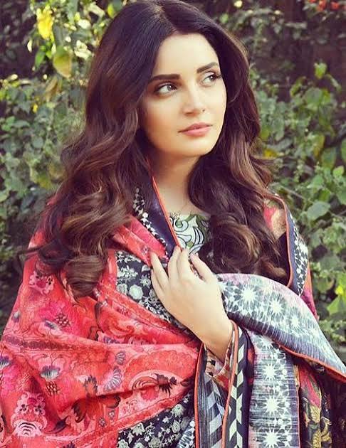 Ayesha Khan SKINOVA review